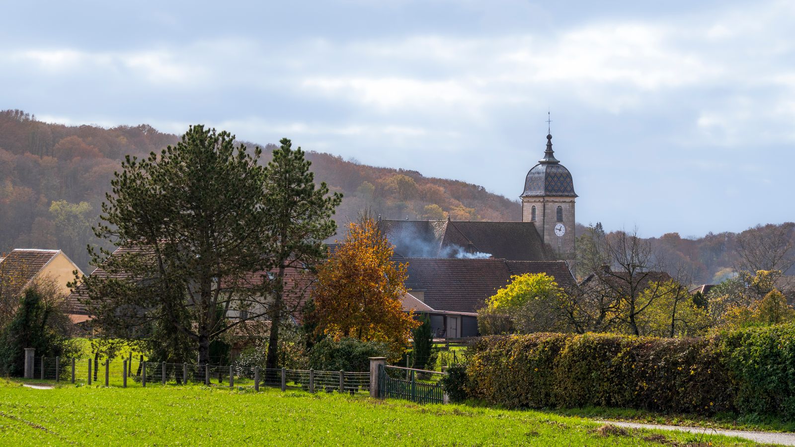 Village et clocher d'église dans le paysage français