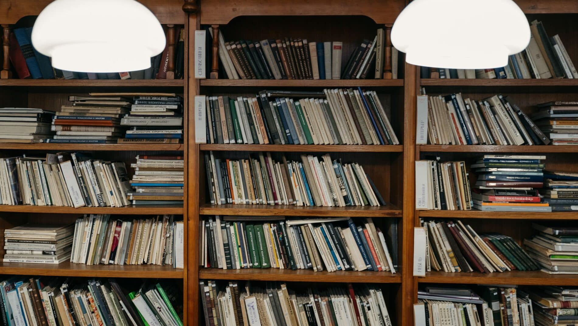Étagères de bibliothèque en bois remplies de livres
