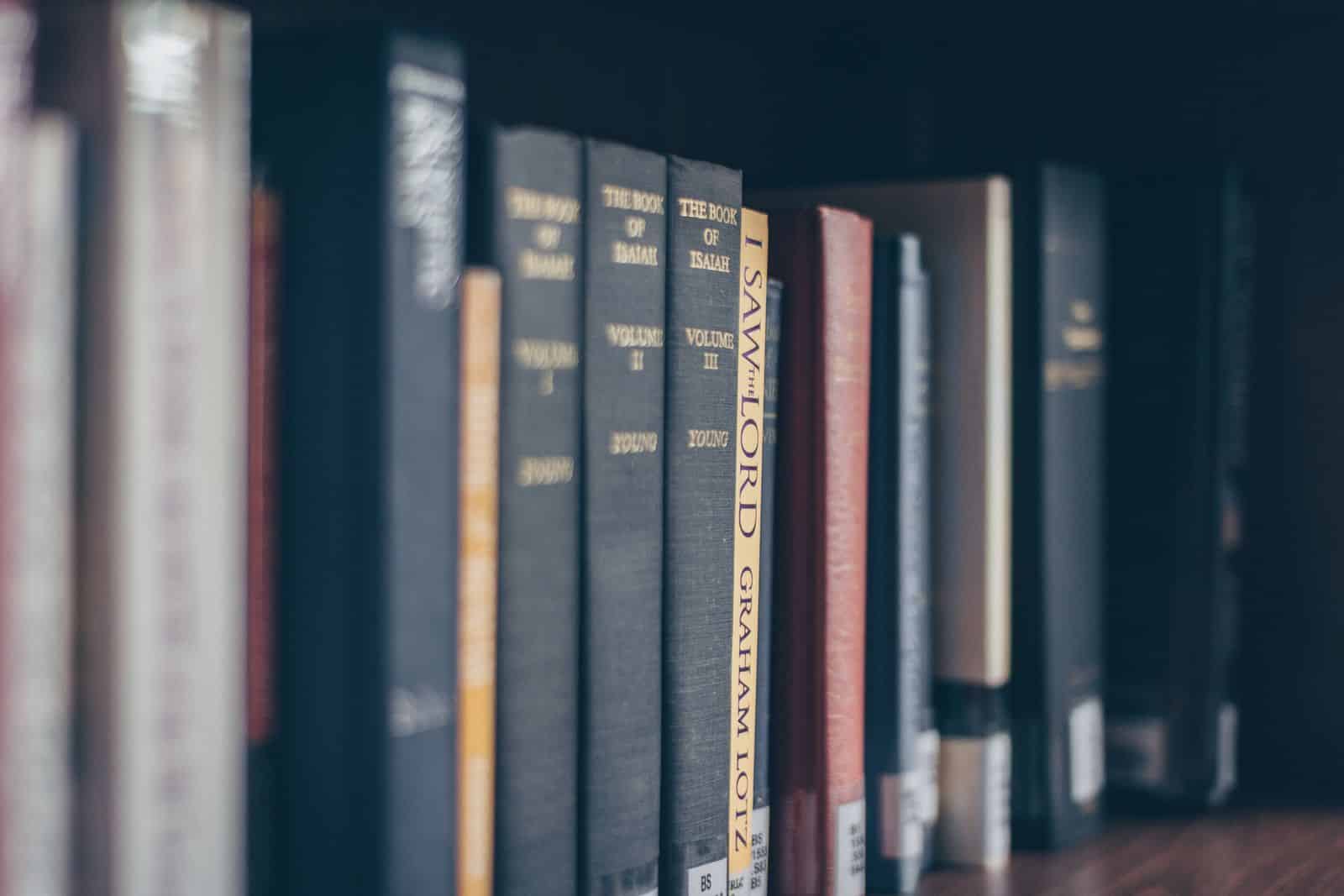 Rayonnages de la bibliothèque